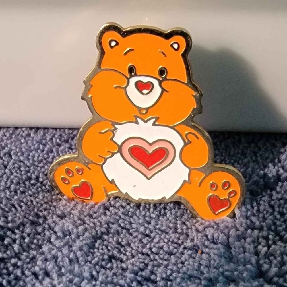 1983 vintage enamel Tender Heart Bear brooch/ pin, Care Bears 🐻